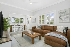 Smart TV - Mosman - BALO1 - The Esplanade - Stylish 2BR Beachfront Apartment Steps from Balmoral Sand (Sydney)