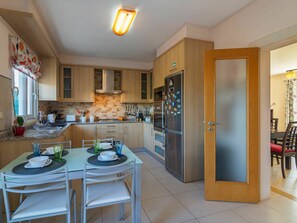 Microwave, oven, dishwasher, high chair - Wonderful  villa for 4 guests with pool, A/C, WIFI, TV and terrace (Ferreiras)