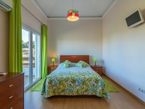 2 bedrooms, travel cot, free WiFi