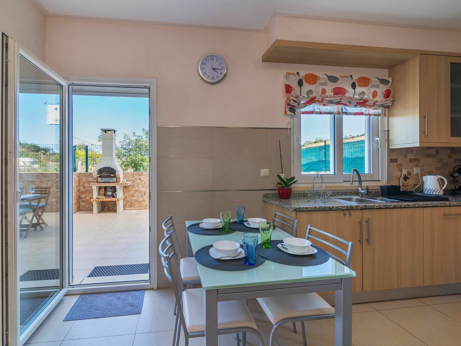 Mikrovågsugn, ugn, diskmaskin och barnstol