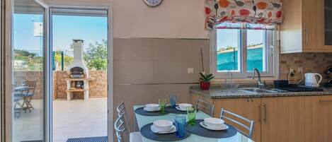 Mikrovågsugn, ugn, diskmaskin och barnstol