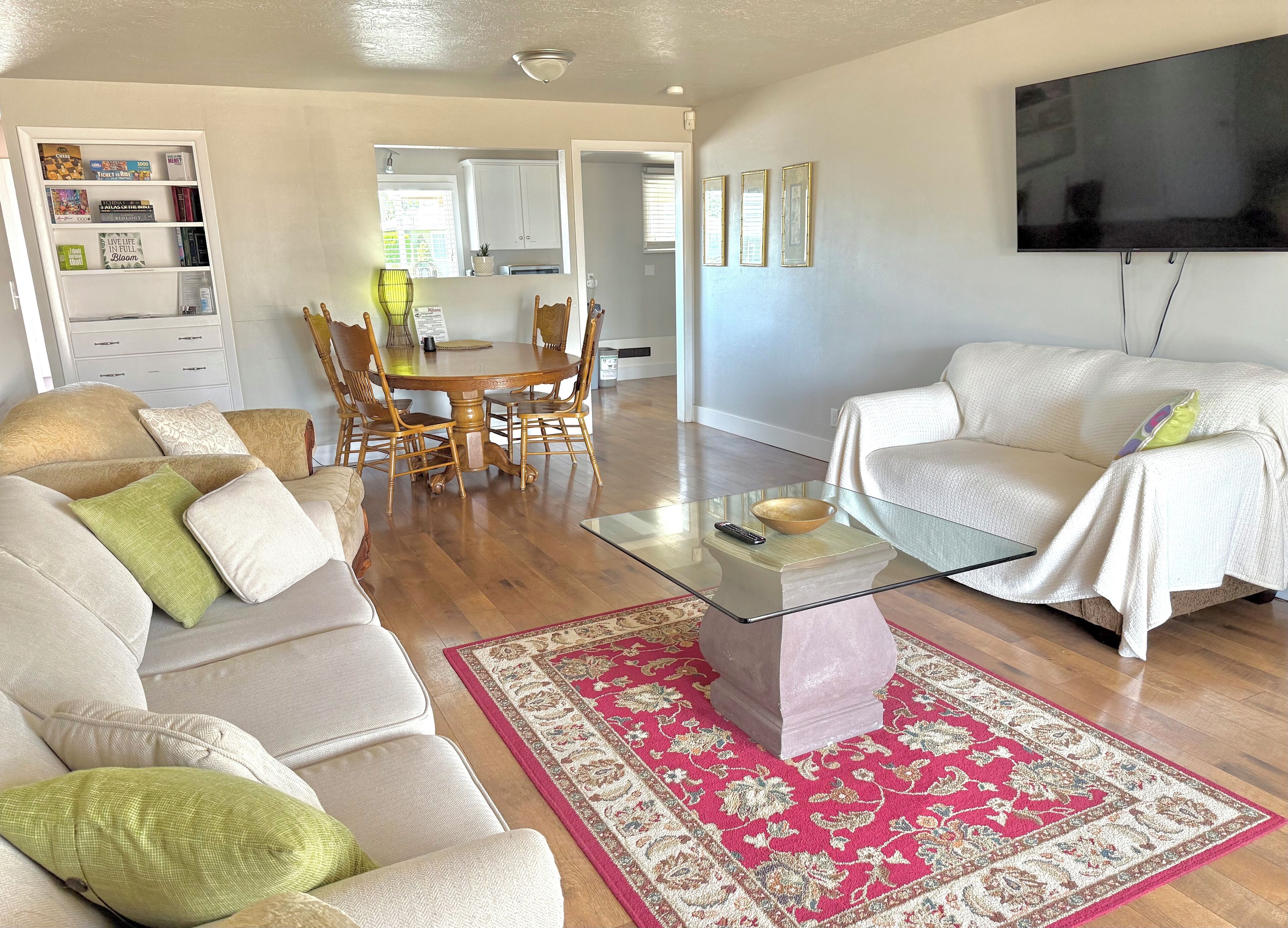 Televisor intel·ligent i llibres 