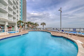 Innendørsbasseng og et oppvarmet basseng