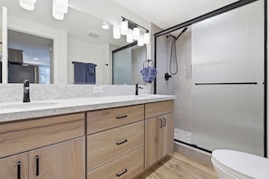 Shower, towels, soap, shampoo - Remodeled • 2 Houses to Beach • Bikes • Parking (Newport Beach)
