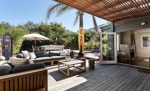 Outdoor dining - Tideways Beach House (Sorrento)