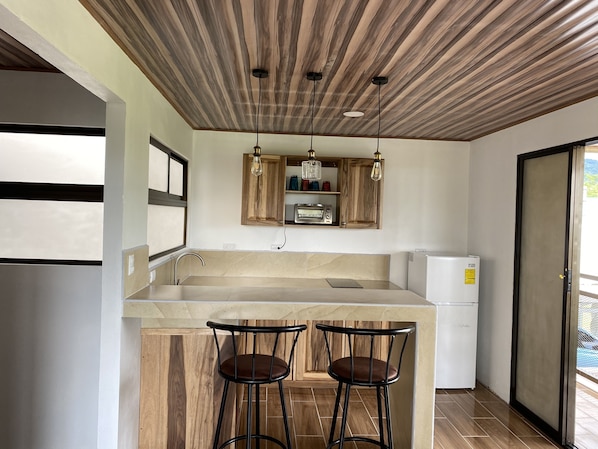 Kjøleskap, mikrobølgeovn, kokeplater og kaffetrakter/tekoker