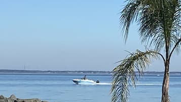 Beach nearby, sun loungers, beach towels
