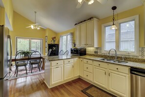 Fridge, microwave, stovetop, dishwasher