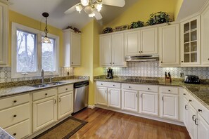 Fridge, microwave, stovetop, dishwasher