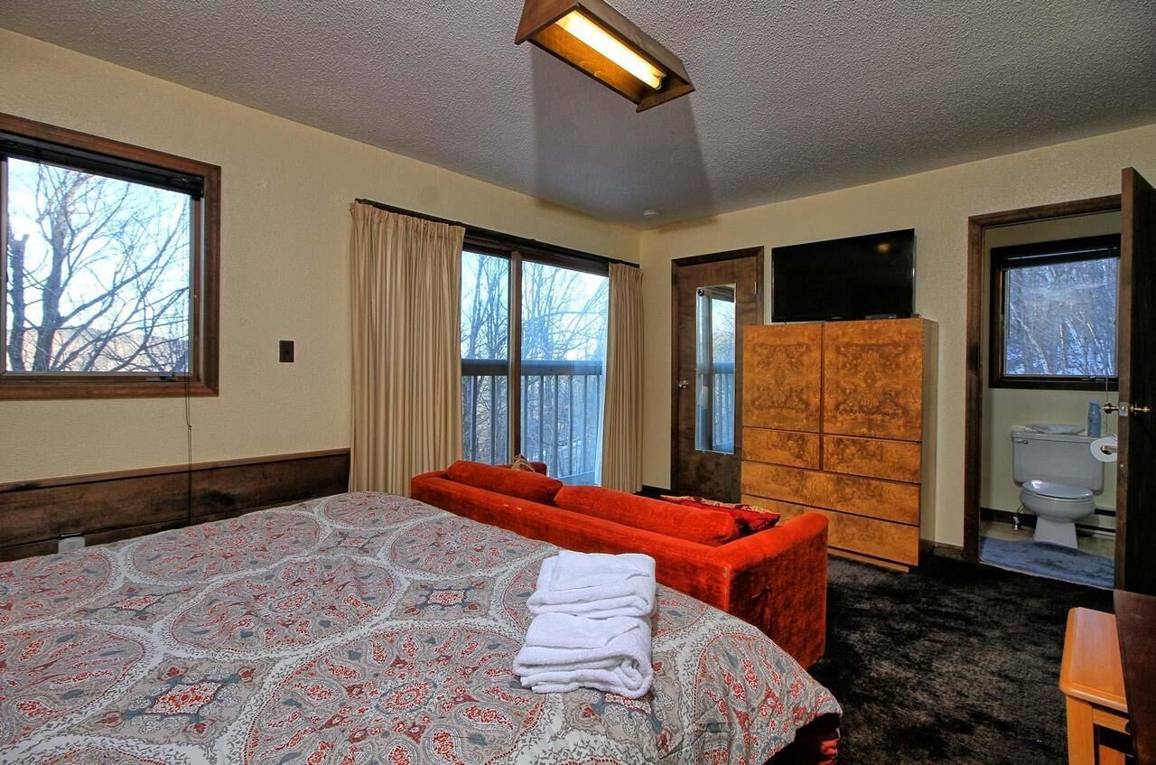 Mountain-Ski-Hot tub-deck-5 minute drive to <br> Ski area