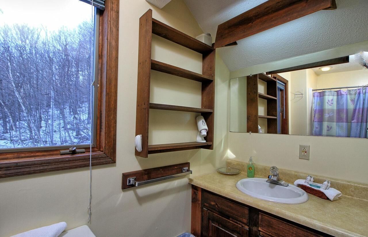 Mountain-Ski-Hot tub-deck-5 minute drive to <br> Ski area