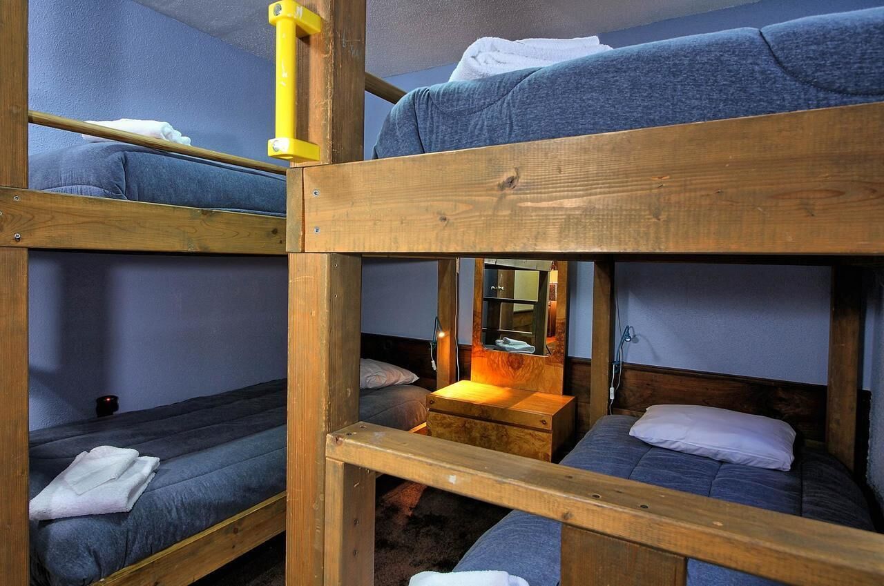 Mountain-Ski-Hot tub-deck-5 minute drive to <br> Ski area