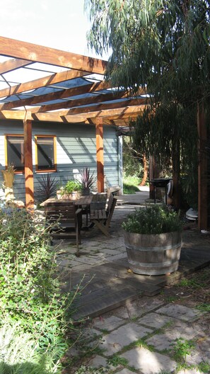 Outdoor dining - Coastal Art House (Cape Woolamai)