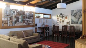 Televisión, chimenea, libros y oficina 