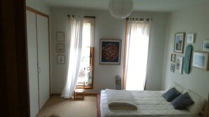 4 habitaciones, tabla de planchar con plancha, internet y ropa de cama 