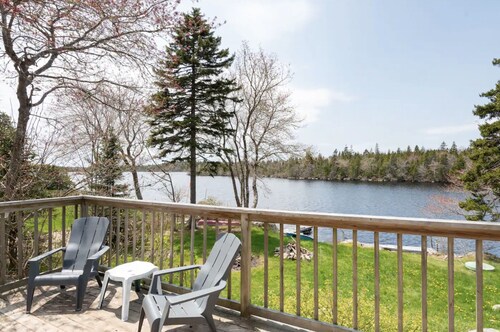 Private Lakefront Escape | Swim, Sip Wine & Stargaze | 25 Mins to Halifax