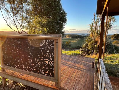 Tui Cottage Private rural retreat with elevated views to the ocean