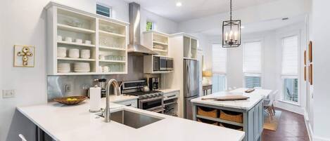 Refrigerador, microondas, horno, placa de cocina