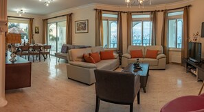 Villa | Wohnzimmer | Flachbildfernseher