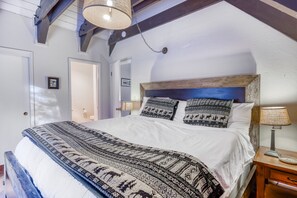 2 bedrooms, free Internet, bed sheets