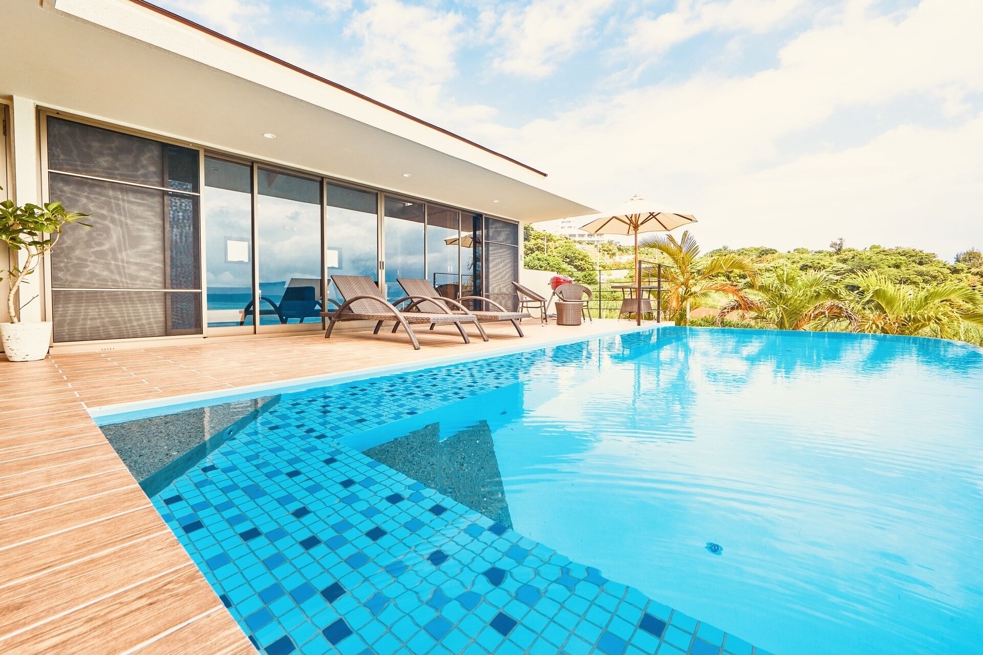 Una piscina al aire libre