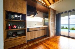 Frigorífico grande, microondas, placa de cocina y arrocera