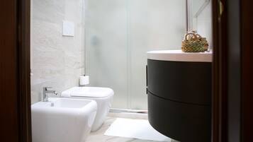 Doccia, bidet, asciugamani, carta igienica