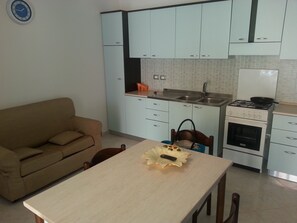 Kjøleskap, ovn, kokeplater og kjøkkenutstyr