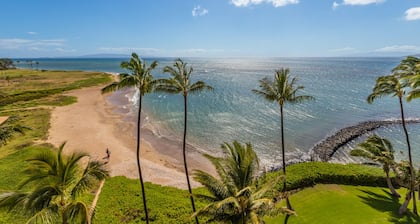 The Maui Moon Oceanfront Condo- Perfect for couples!