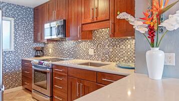 ثلاجة، ميكروويف، فرن، موقد طهي مسطح