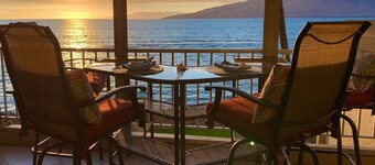   The Maui Moon Oceanfront Condo- Perfect for couples!