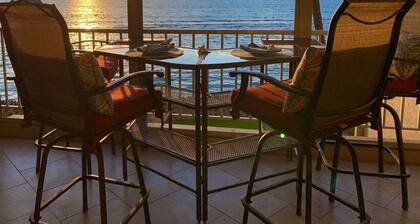 The Maui Moon Oceanfront Condo- Perfect for couples!