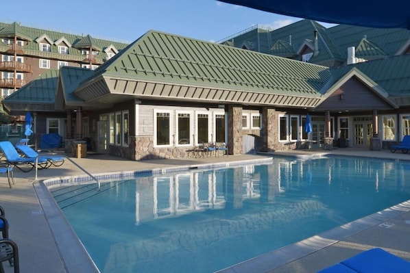 Una piscina techada, una piscina al aire libre