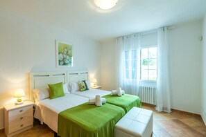 5 bedrooms, iron/ironing board, free WiFi, bed sheets