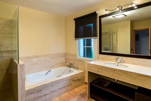 Baignoire, sèche-cheveux, serviettes fournies