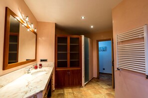 Banheira, secador de cabelo, toalhas de banho 