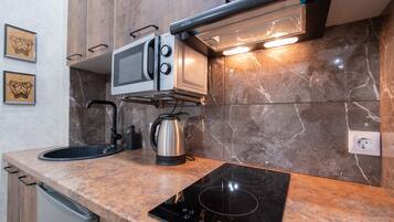 Design-Apartment | Eigene Kochnische | Mini-Kühlschrank, Mikrowelle, Herdplatte, Hochstuhl