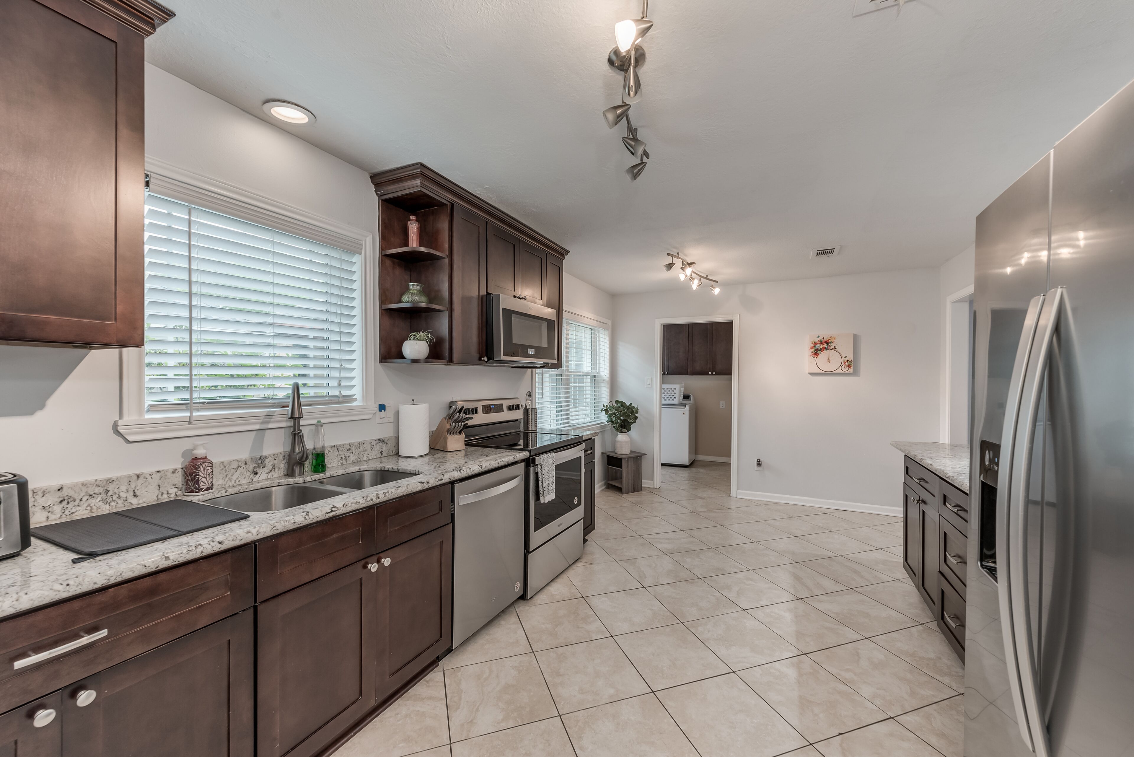 Spacious Modern & Family 3 BR 🏠🏘