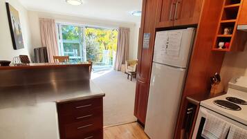 Frigorífico, microondas, horno y placa de cocina