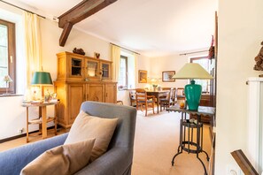 Téléviseur, foyer, livres