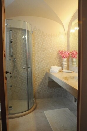 Dusche, Haartrockner, Bidet, Handtücher