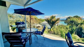 Outdoor dining - Kimberley Three - Nelson Waterfront Apartment - Free Cancellation Available Here (Nelson)