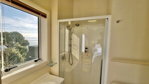 Combined shower/tub, hair dryer, towels, soap - Kimberley Three - Nelson Waterfront Apartment - Free Cancellation Available Here (Nelson)
