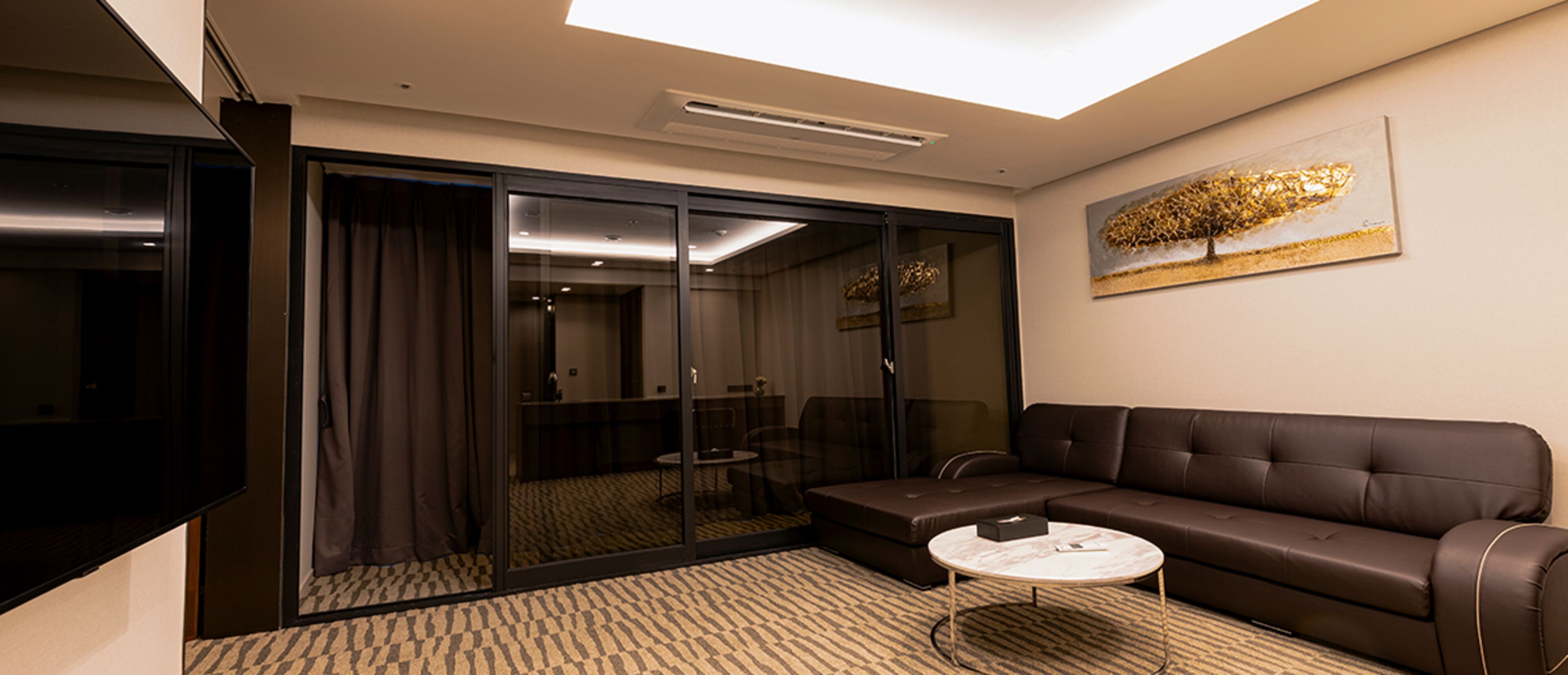 suite, 1 double bed, non smoking | 1 bedroom, desk, laptop workspace, blackout curtains