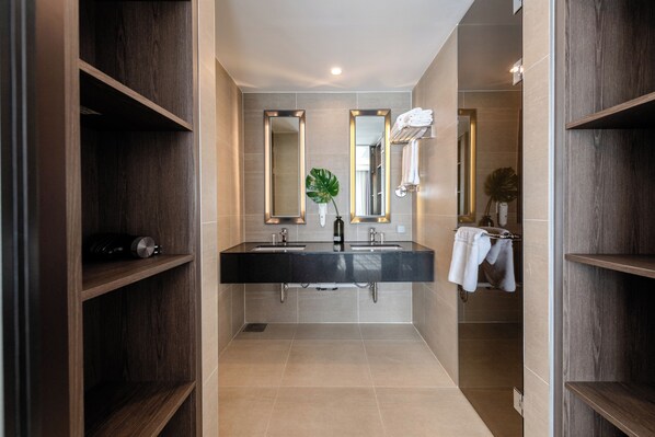 Suite, Multiple Beds, Non Smoking | Bathroom