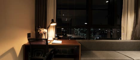 Escritorio, espacio para trabajar con laptop y cortinas blackout