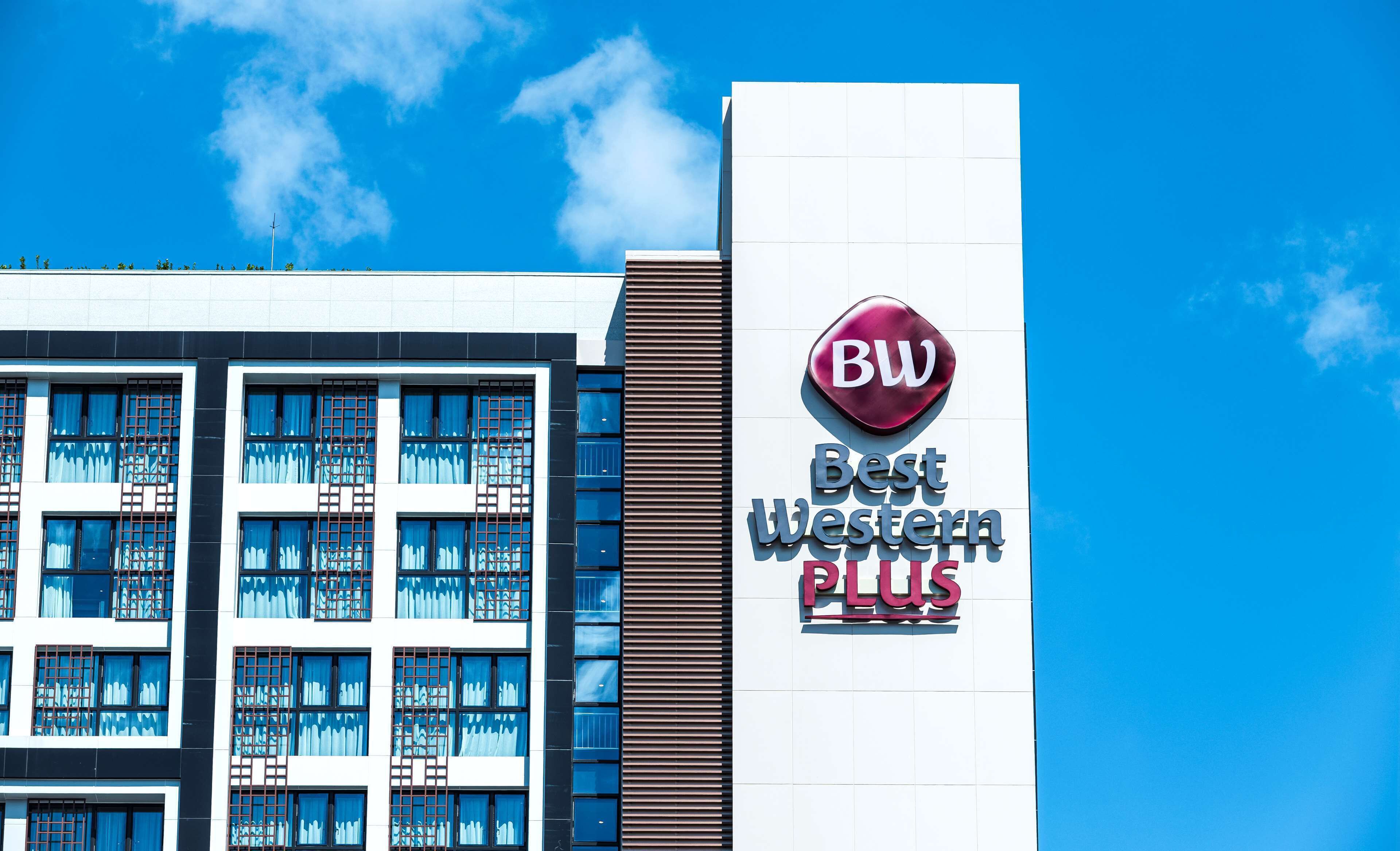 Ein Hotelgebäude mit einem Schild, auf dem "BW Best Western PLUS" steht.