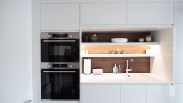 Réfrigérateur, micro-ondes, four, plaque de cuisson