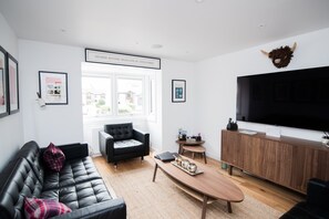 Älytelevisio, videopelejä, DVD-soitin, kirjoja