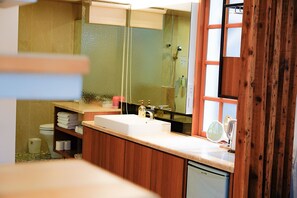 Villa 45 满 | 浴室 | 淋浴设施、免费洗浴用品、吹风机、拖鞋